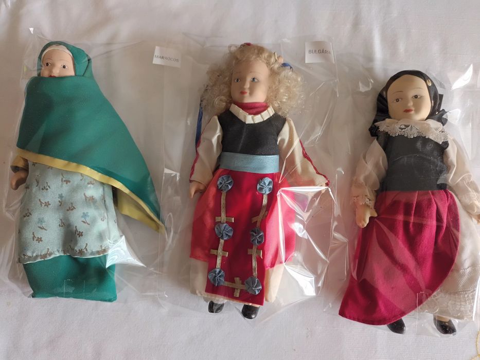 Bonecas em loiça, com vestuário tradicional de vários países,