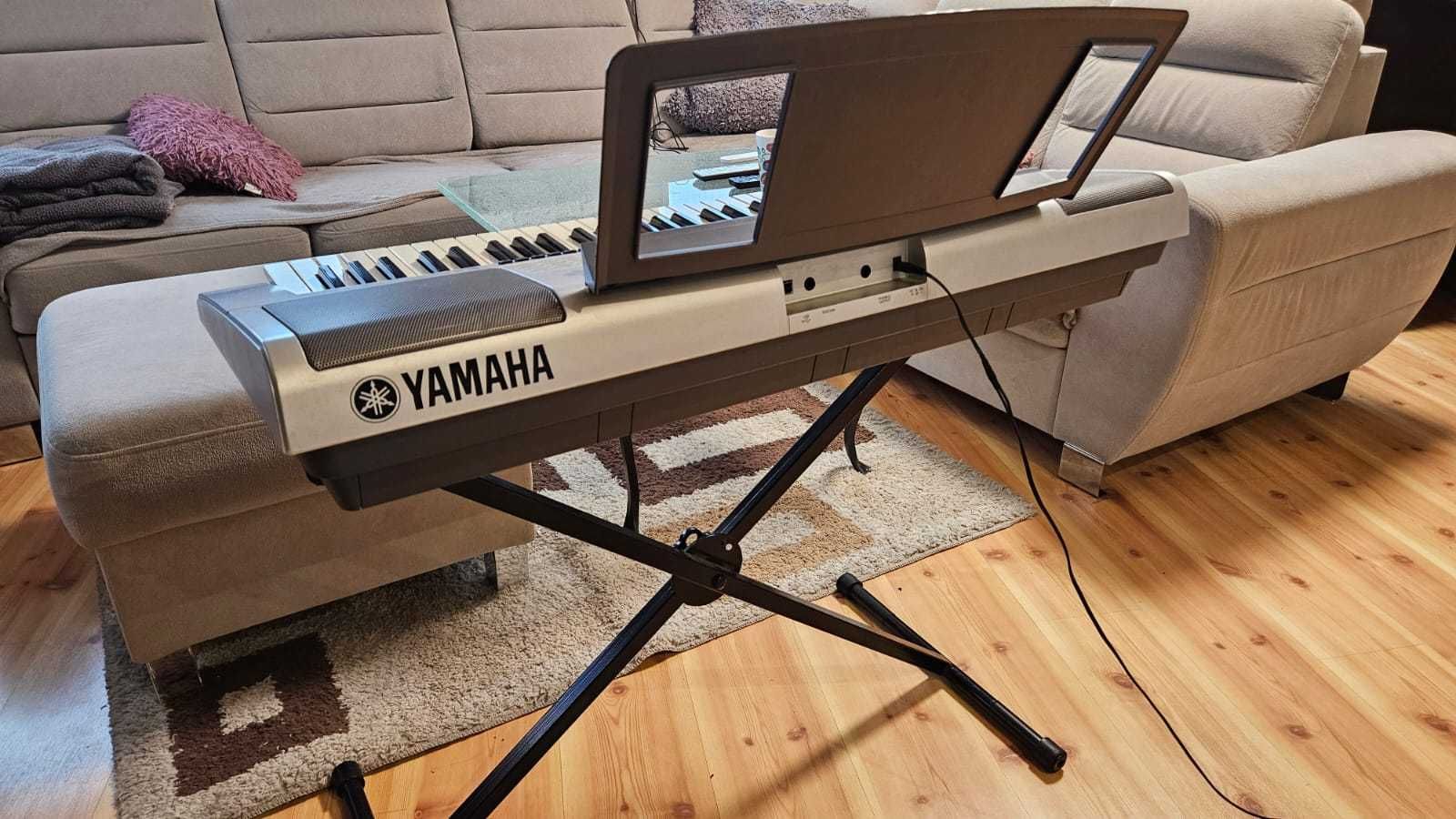 Keyboard Yamaha PSR-E403 wraz z pokrowcem oraz statywem.
