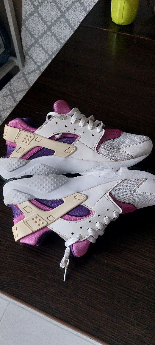 Кросівки жіночі NIKE AIR Huarache 37роз.24 см
Кросівки Nike Huarache