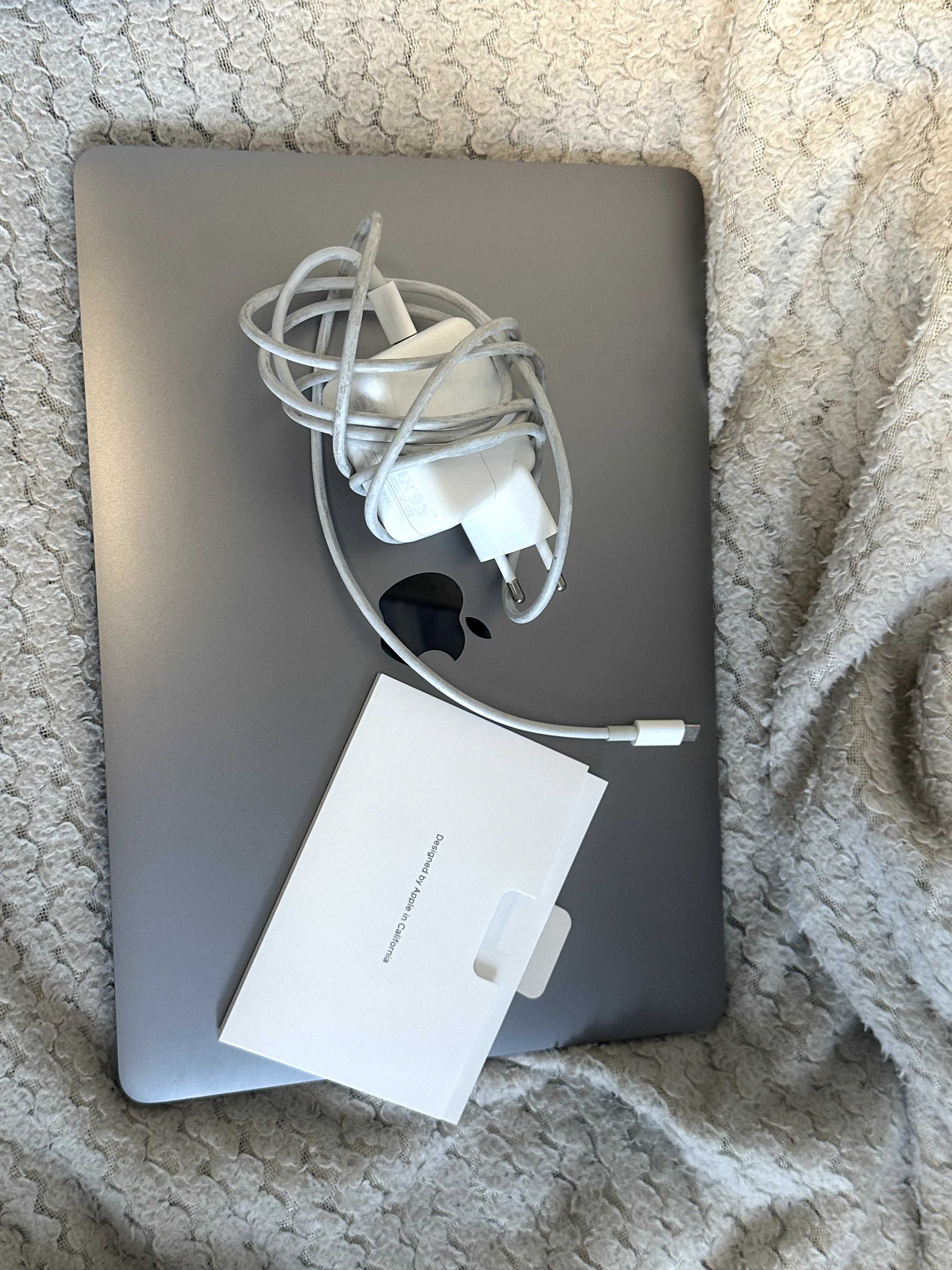Macbook Air M1 2020, 256gb, 8gb ram + podkładka
