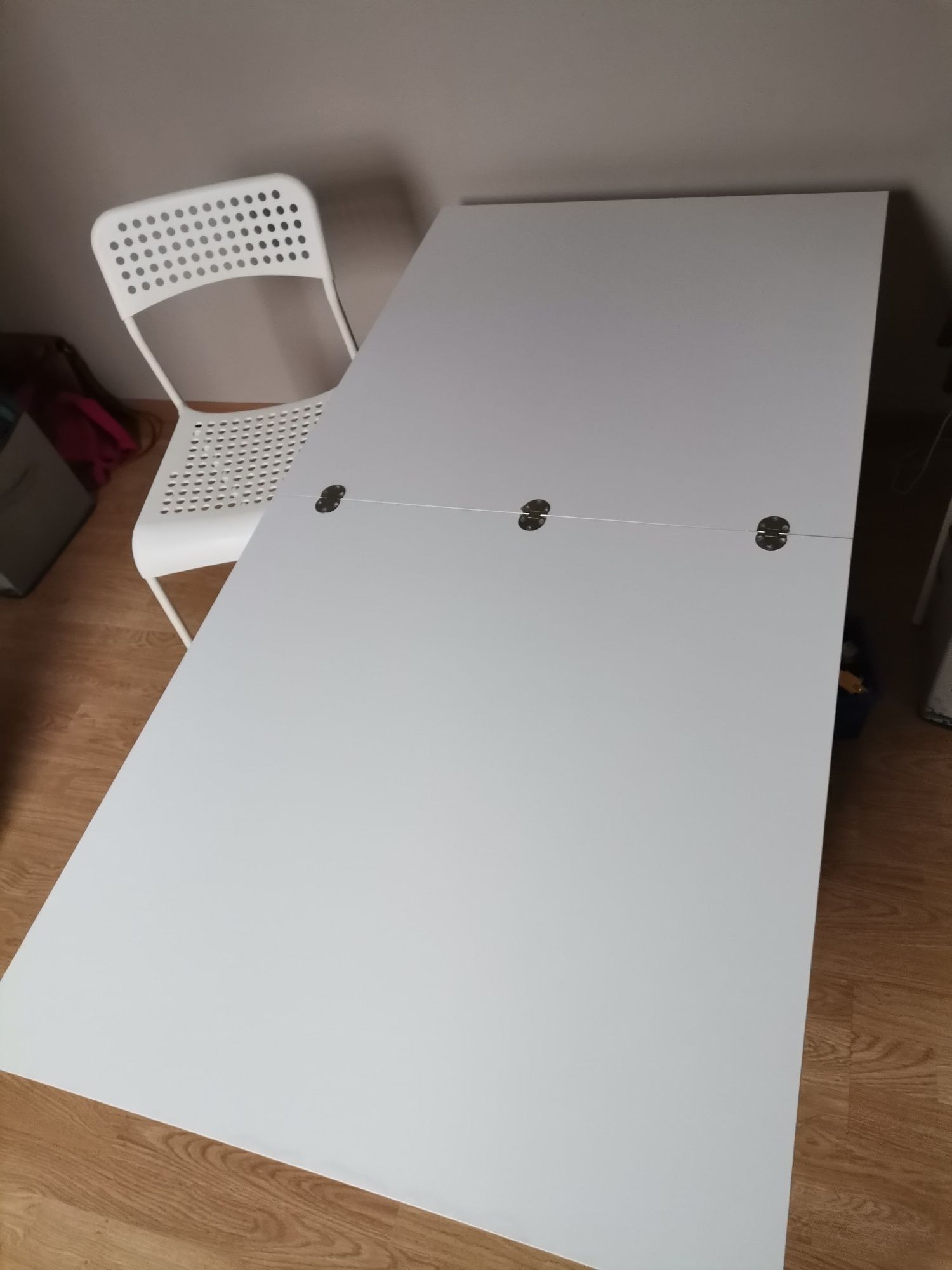 Stół biały rozkładany z 2 krzesłami