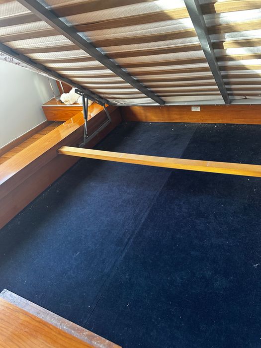 Cama de casal MODERNA  toda em madeira cerejeira, como nova.