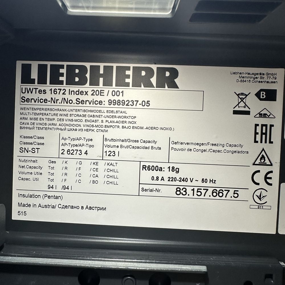 Винна шафа-винний холодильник Liebherr UWTes1672