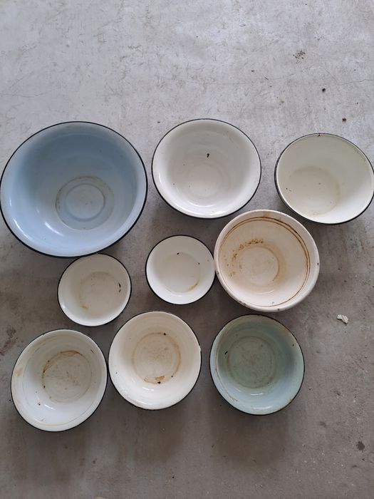 Миски емальовані різні