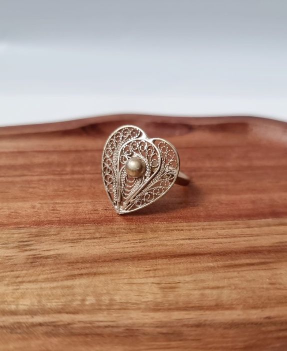 Stary filigranowy pierścionek w kształcie serca
