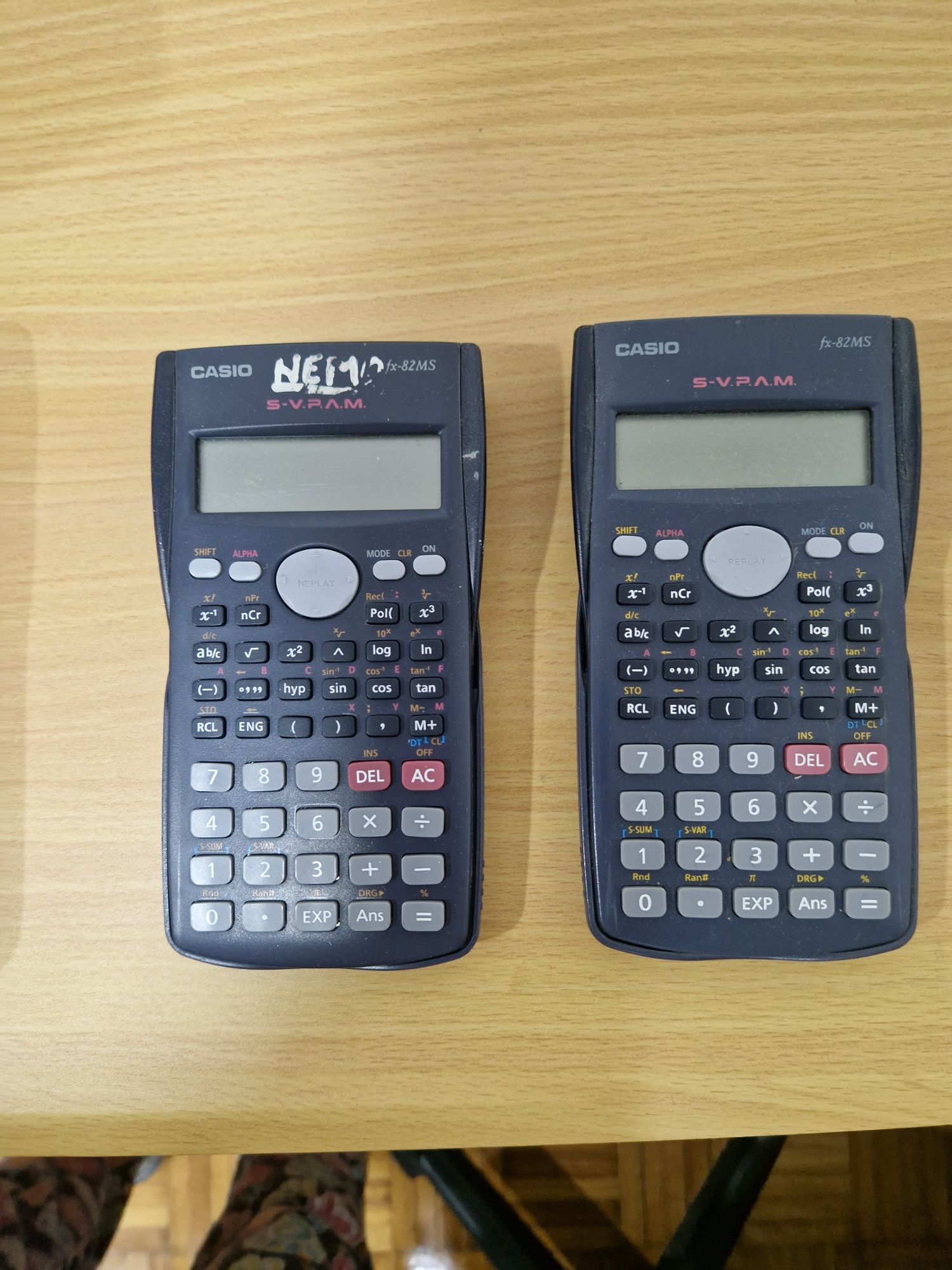 Duas calculadoras científicas Casio