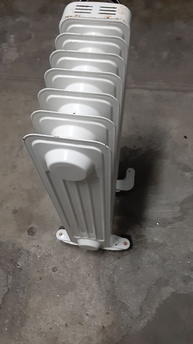 Aquecedor a óleo a funcionar como novo e em bom estado