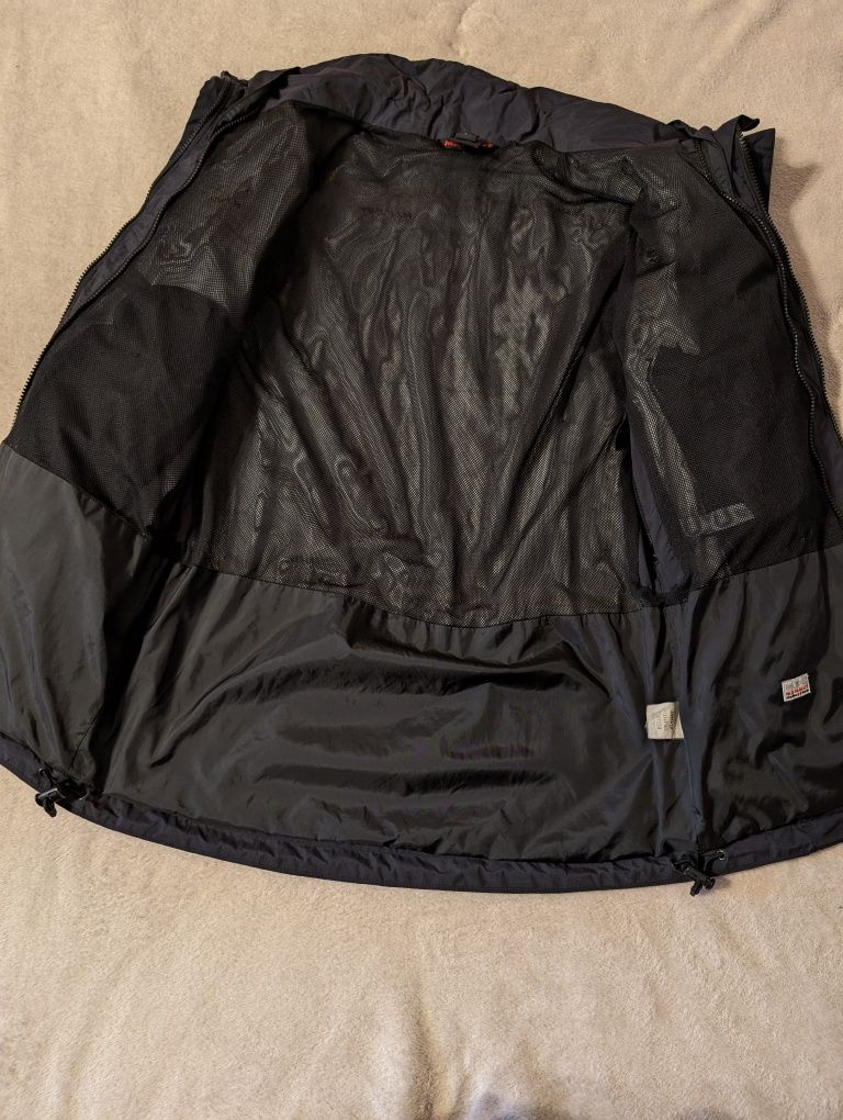 Куртка Mammut Dry tech
M розмір original чудовий стан .