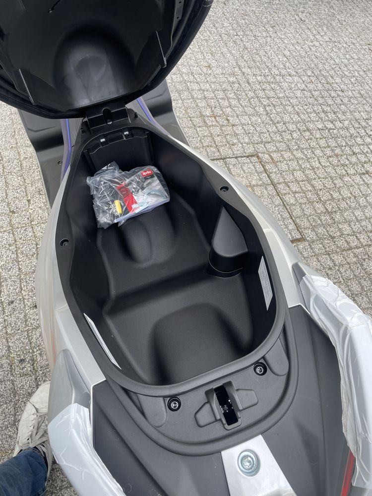 APRILIA SR 125 GT  ( moto nova )  2025