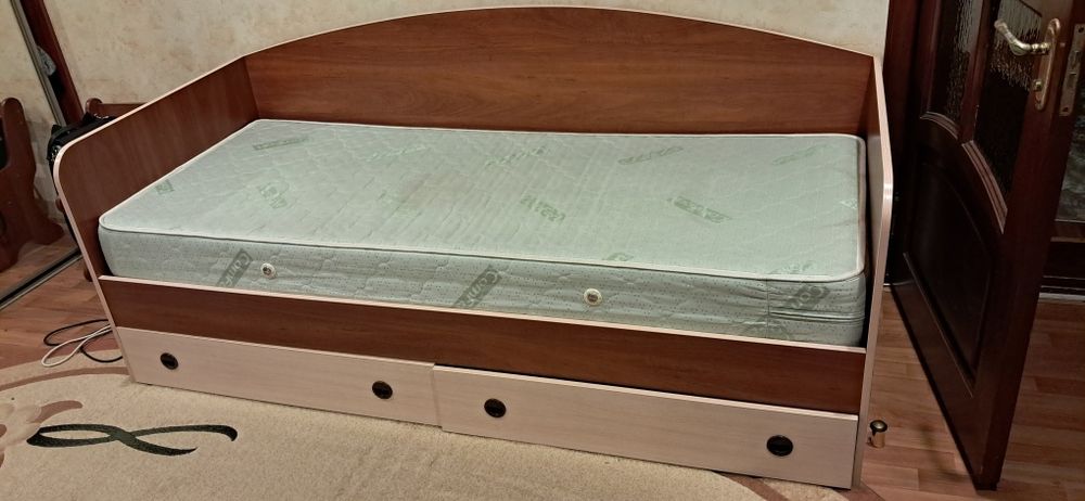 Кровать з матрацом