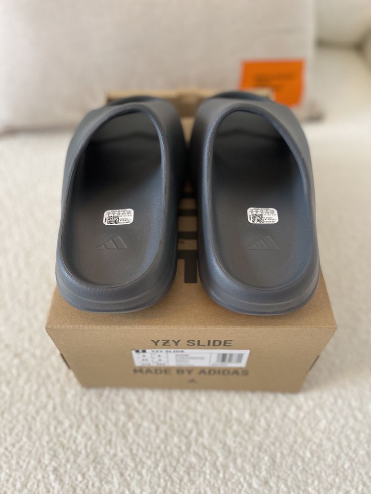 YEEZY SLIDE - confirmed size 43