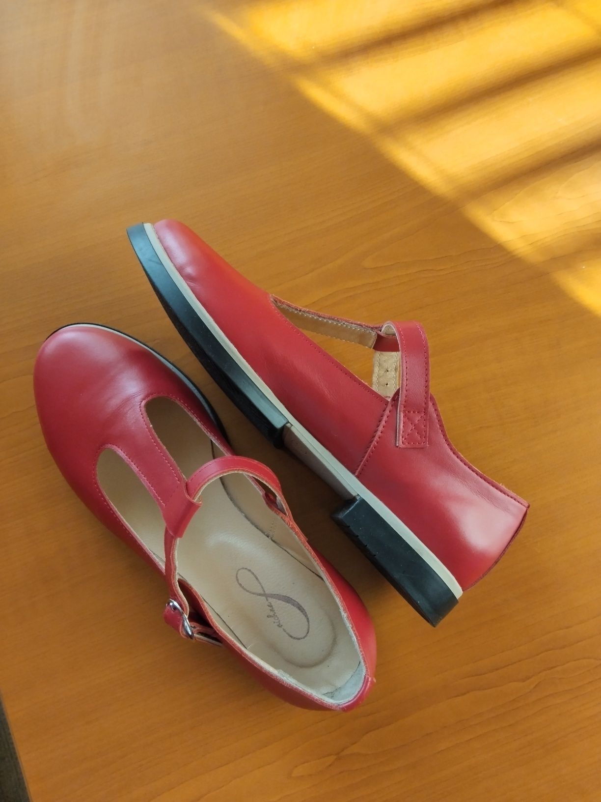 Шкіряні туфлі в стилі Mary Jane класичного червоного кольору