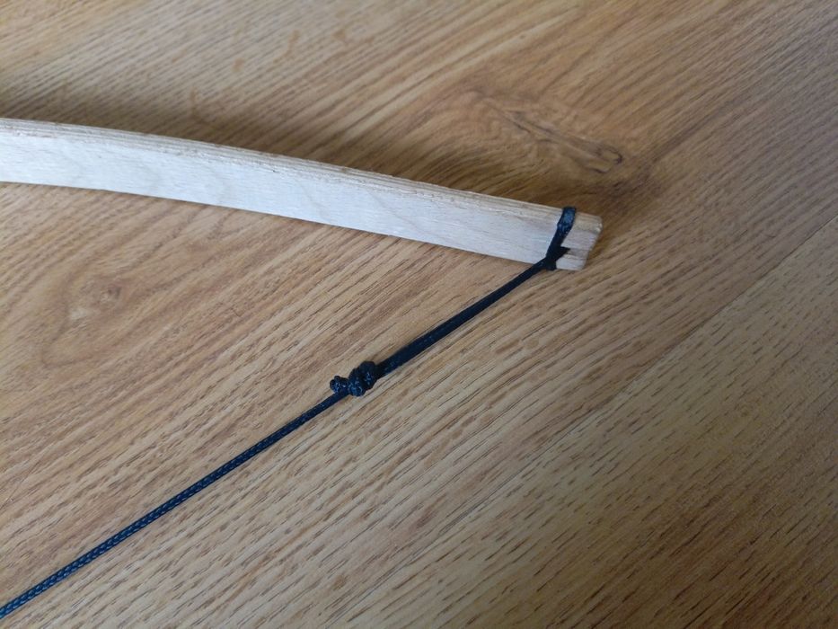 Zabawkowy łuk drewniany i 3 strzały