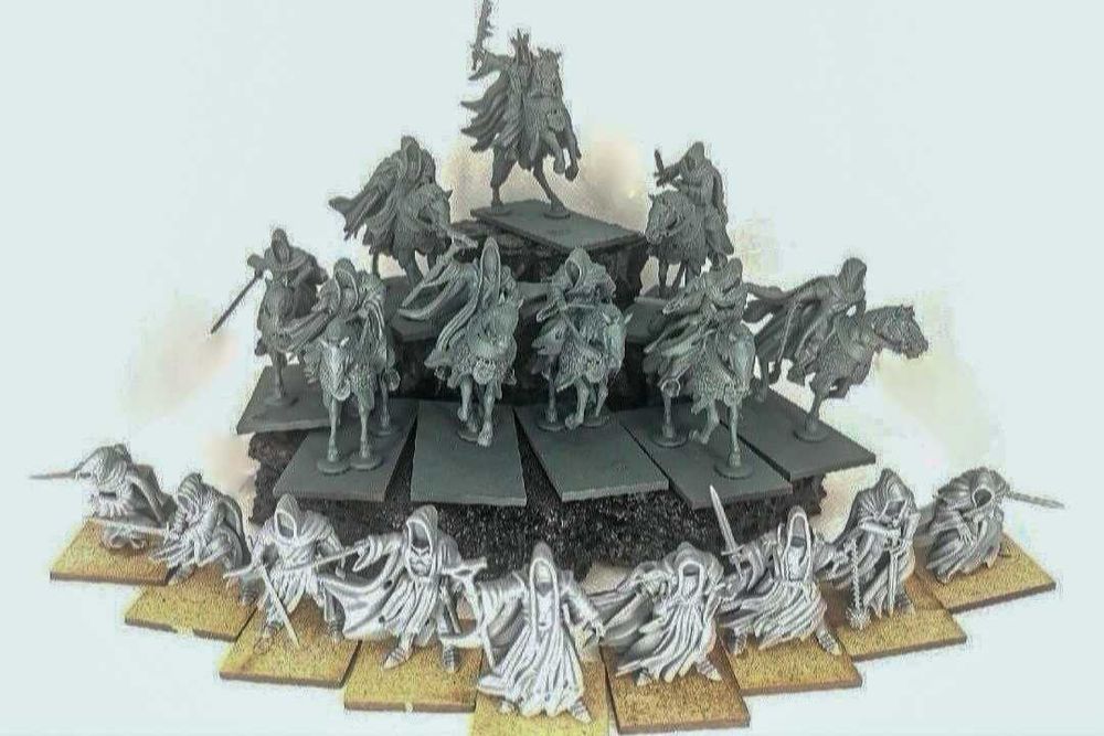 Zestaw 18 figurek podobnych do Nazguli. Druk 3D, żywica UV.