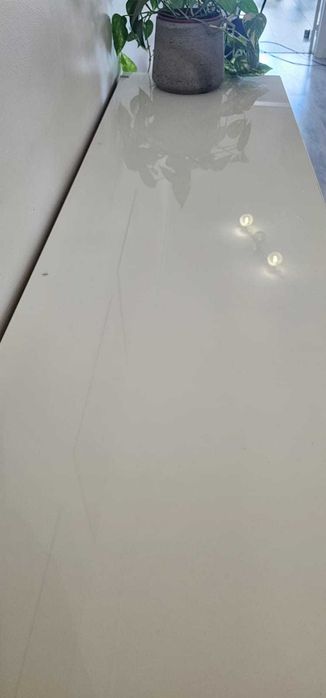 Cómoda MALM branca mais vidro superior