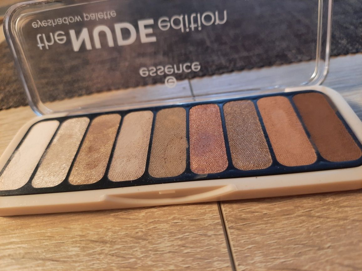 Cienie do powiek Essence Nude edition