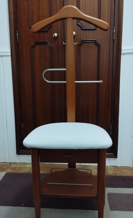 Cadeira de quarto em cerejeira