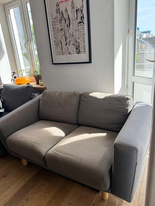 Sofa 2-osobowa szara – wygodna, nowoczesna, w dobrym stanie