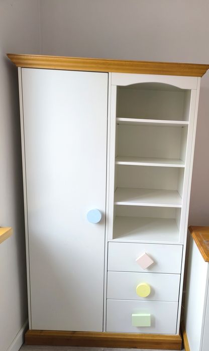 Szafa komoda stoliczek z krzesłami