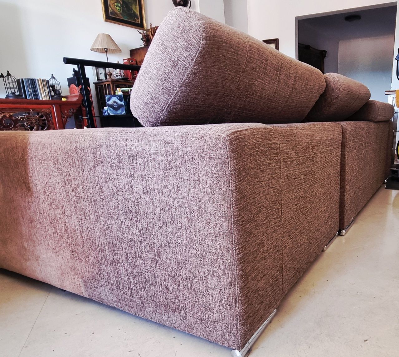 Sofá com chaise longue, almofadas e puffs
