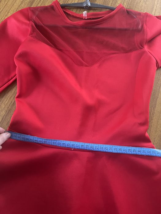 Гарна сукенька червона