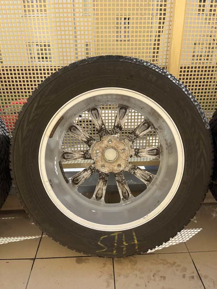 Felgi r18  z oponami zimowymi Nokian do Suv-a