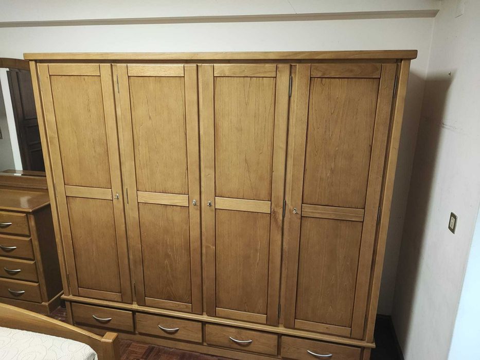 Roupeiro 4pt em madeira nobre em excelente estado