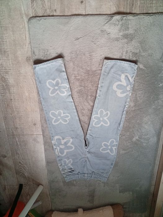Spodnie jeansowe z szeroką nogawką w kwiatki 12-13 lat, 152-158