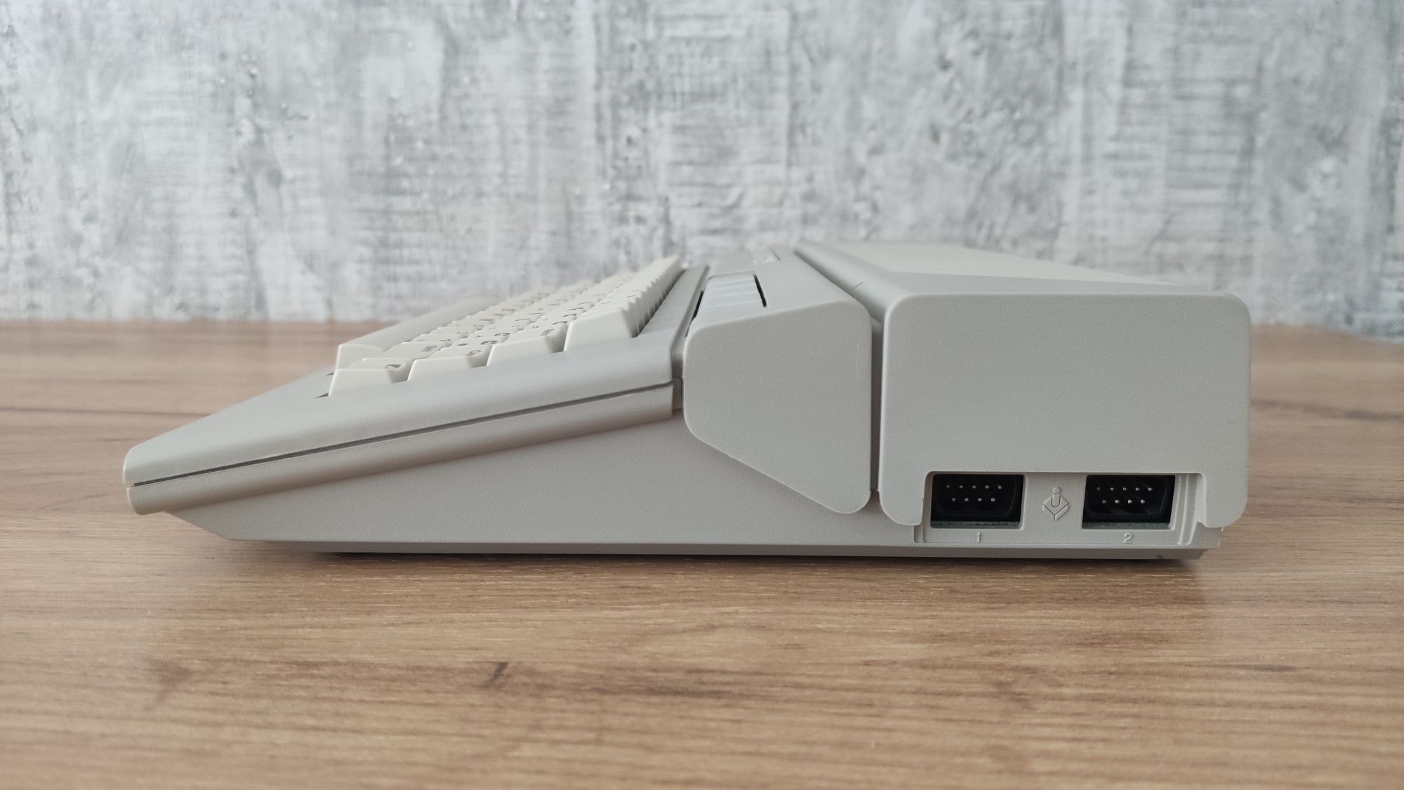 Atari 65 XE ECI sprawne stan bdb układy w podstawkach