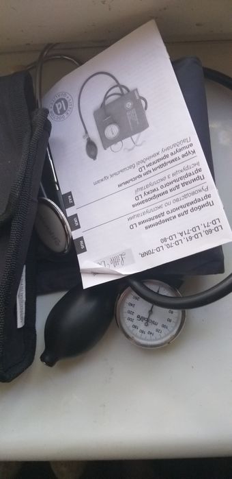 Механический тонометр профессиональный, все работает, без изьянов.