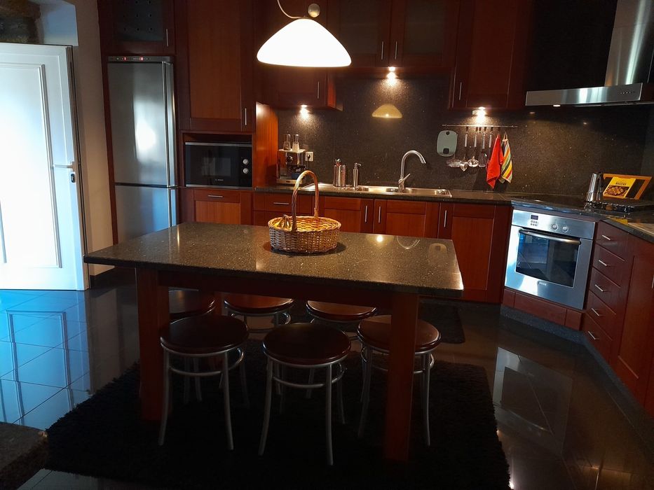 Cozinha em madeira de afizelia, forma de canto,  4.50 X 2.55m.