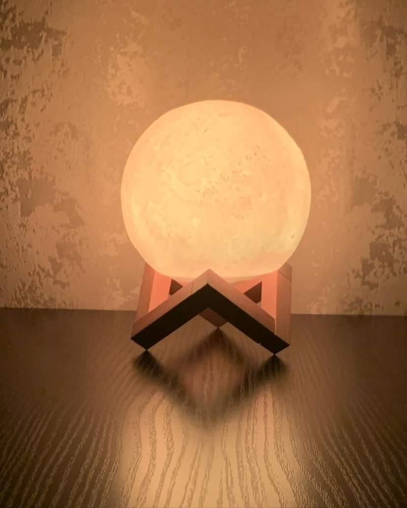 3D moon Light світильник 
Ціна-700грн
Джерело світла,яке прикрасить т