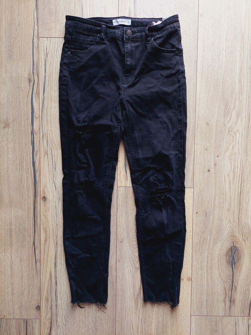 Czarne spodnie dżinsy z dziurami Pull&bear  40