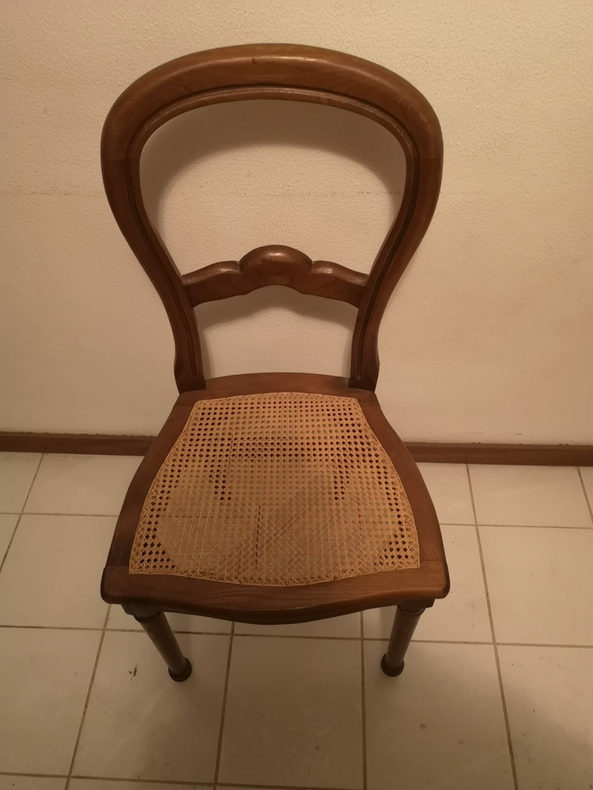 Cadeira de madeira com fundo em palhinha