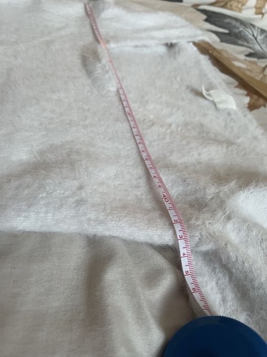 Śmietankowy kremowy futrzasty włochaty sweterek z głębszym dekoltem