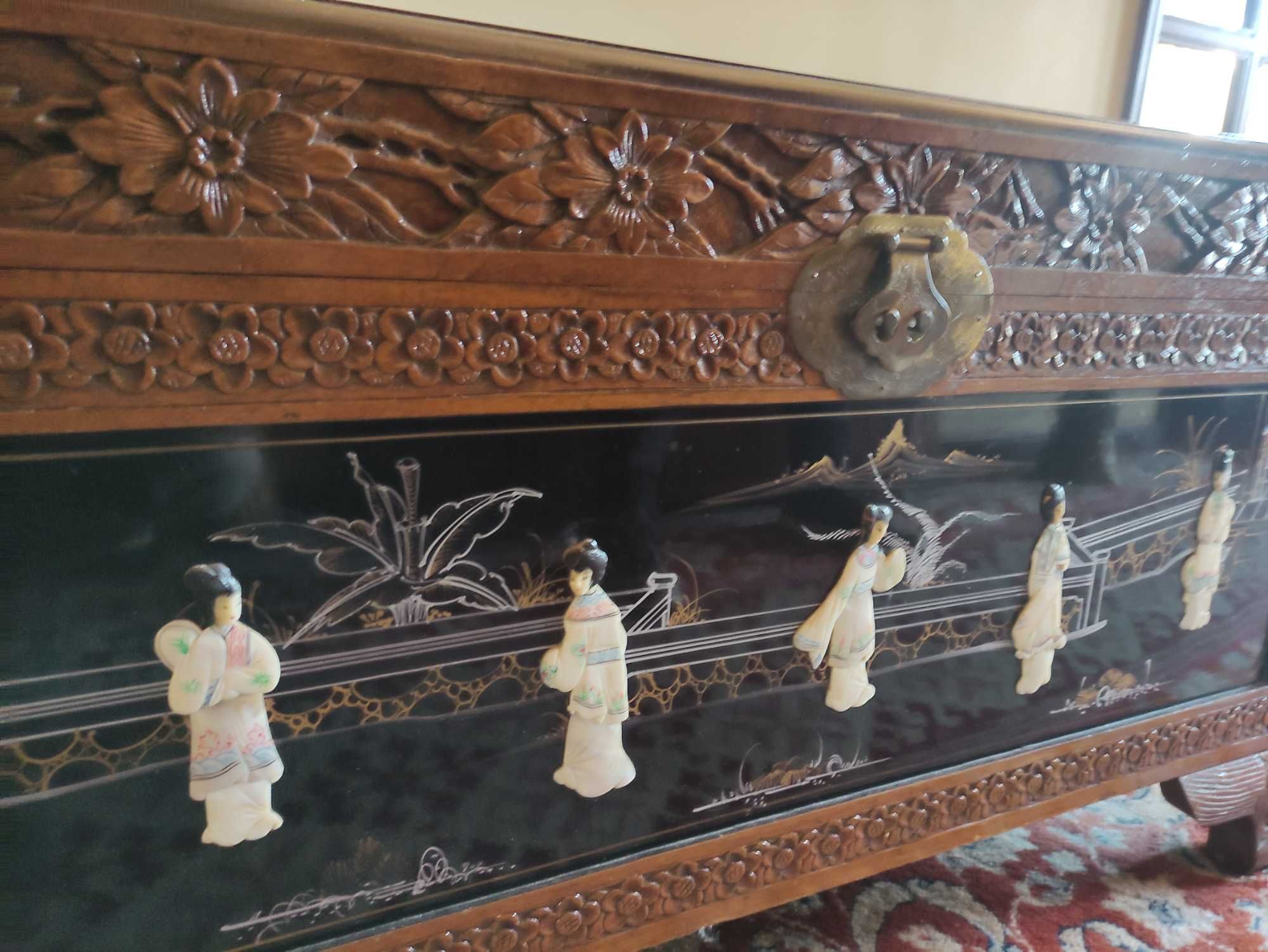 Mala de cânfora com figuras