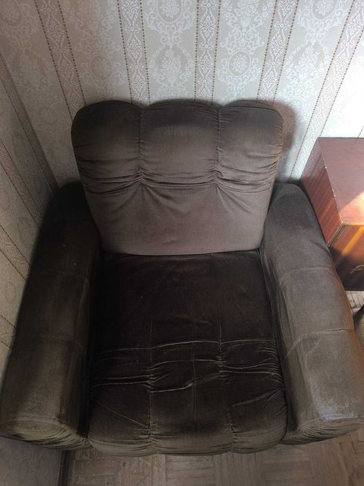 Poltrona vintage estofada – 80×85×86 cm