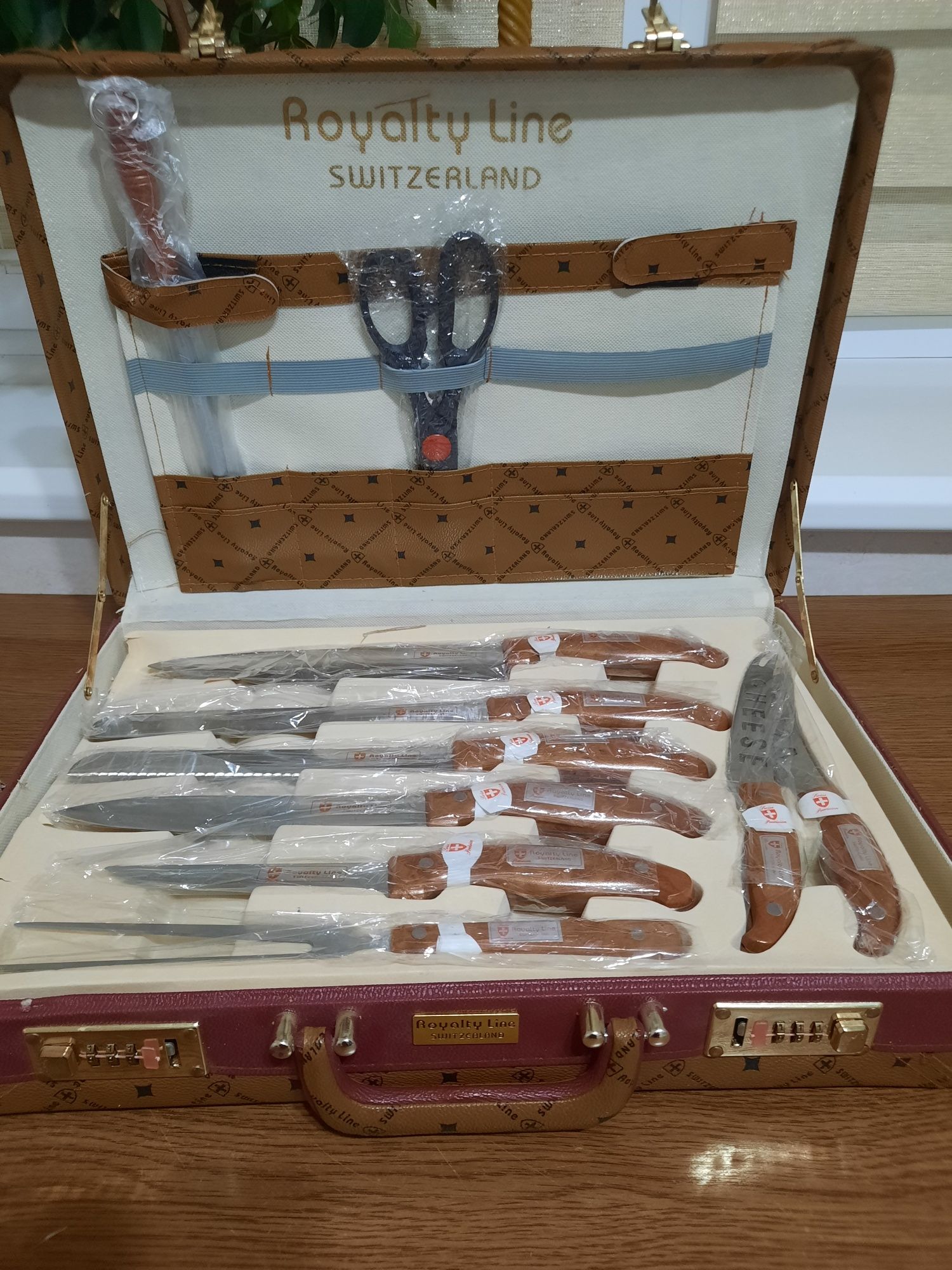 Набір ножів у валізі.