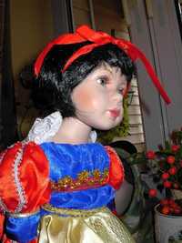 Porcelanowa Piękna lalka cudnej urody ubranie + jej zabawki