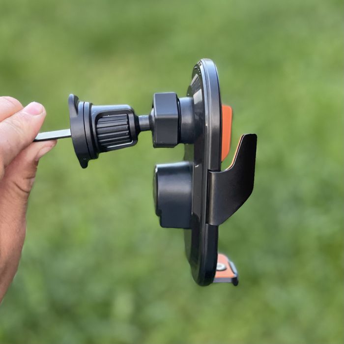 Тримач для телефону в дефлектор авто / держатель телефона с зарядкой