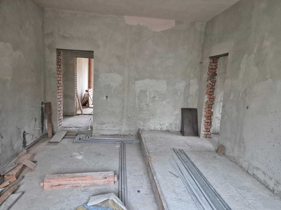 Продаж будинка з басейном