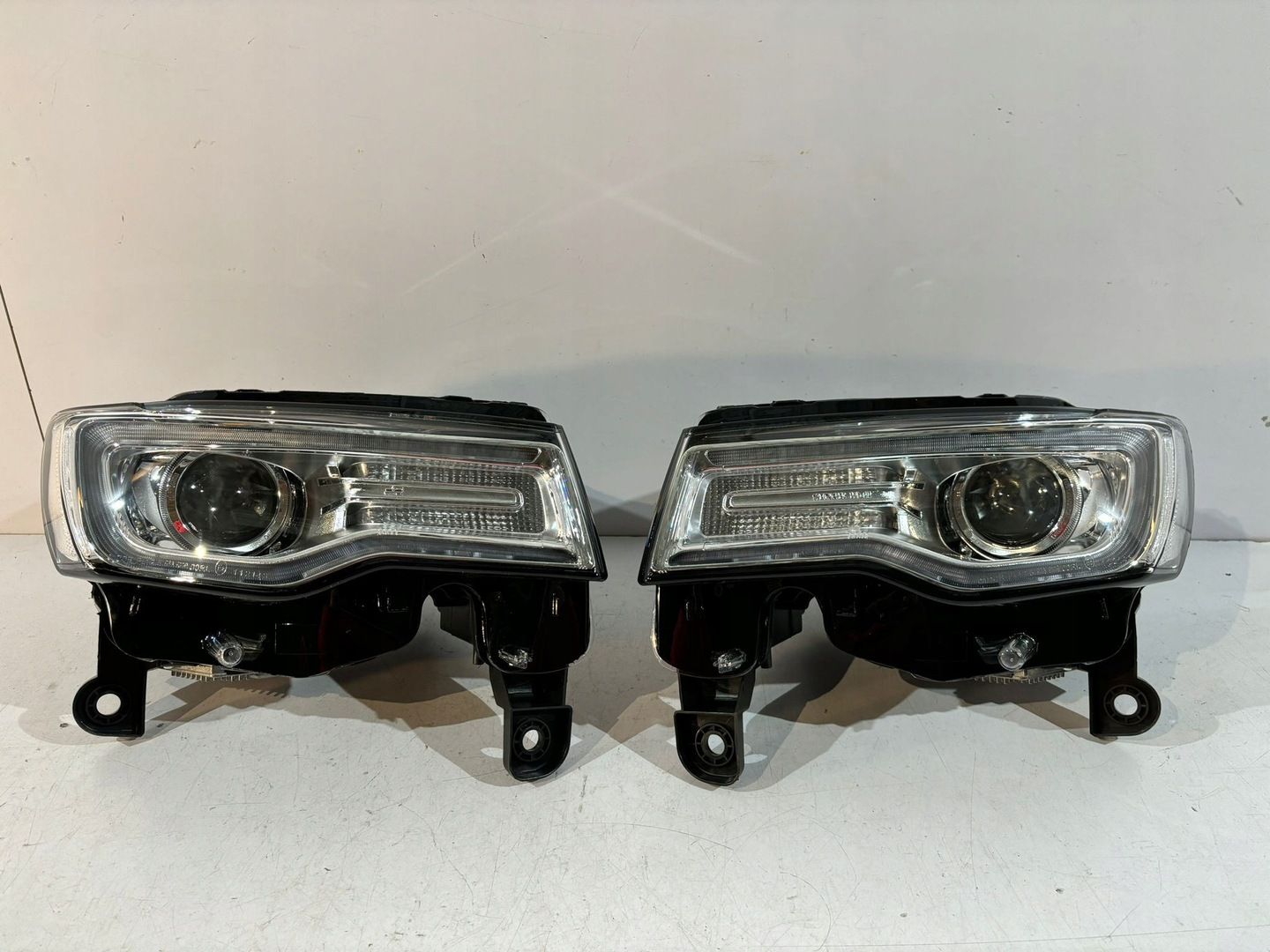 Jeep Grand Cherokee WK2 lampa xenon R   12836