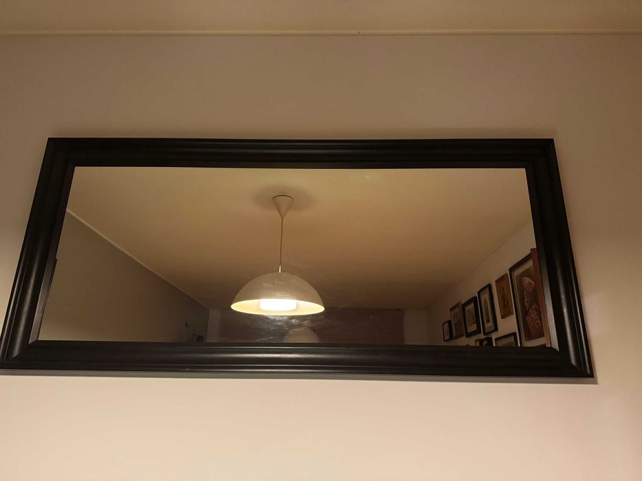 Espelho grande com caixilho em madeira