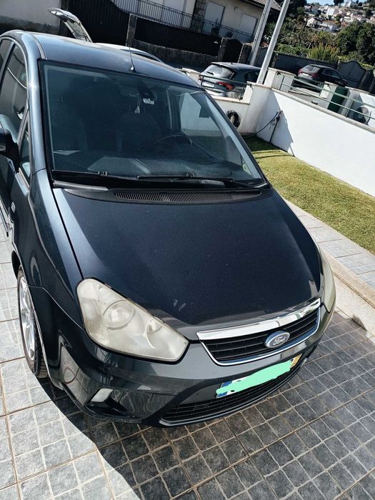 Carrinha Ford C-max muito bem estimada