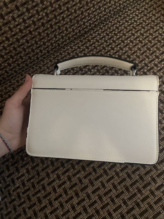 Біла сумка.