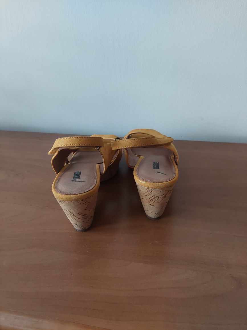 Buty na koturnie ciemnożółte 41 Next
