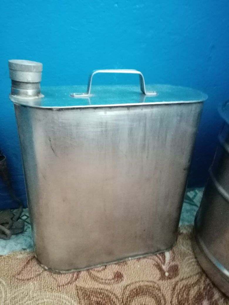 Продам нержавеющие кастрюля и канистра.