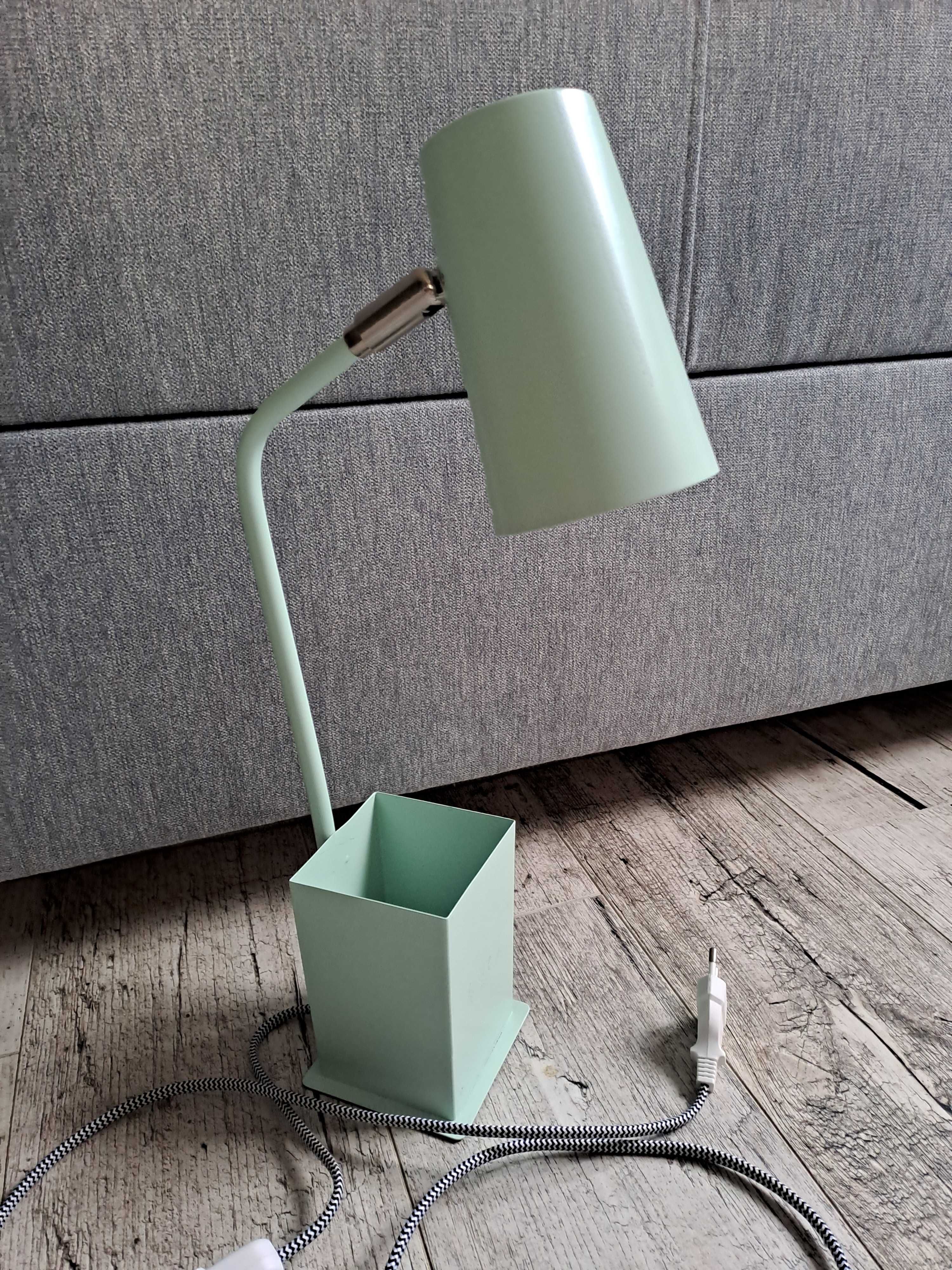 Lampka na biurko z pojemnikiem na kredki, mazaki, stan idealny!