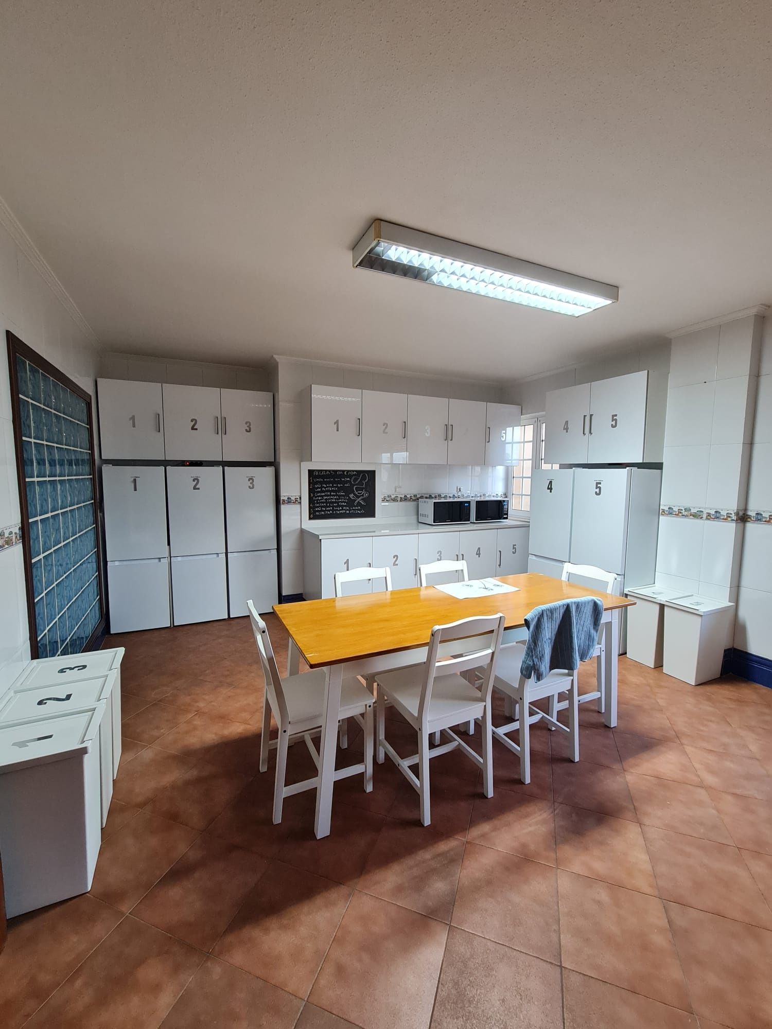 Aluga-se quarto carregado centro