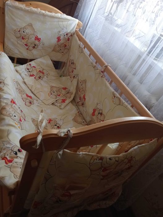 Дерев'яне дитяче ліжечко з маятником та бортиками